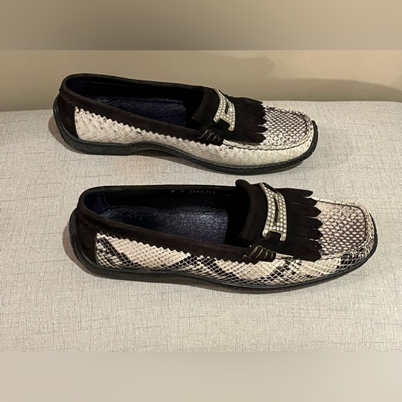 DONALD J PLINER SPORT Danie Snakeskin & Rhinestone Buckle Driver Loafer, size 8 - Picture 2 of 9